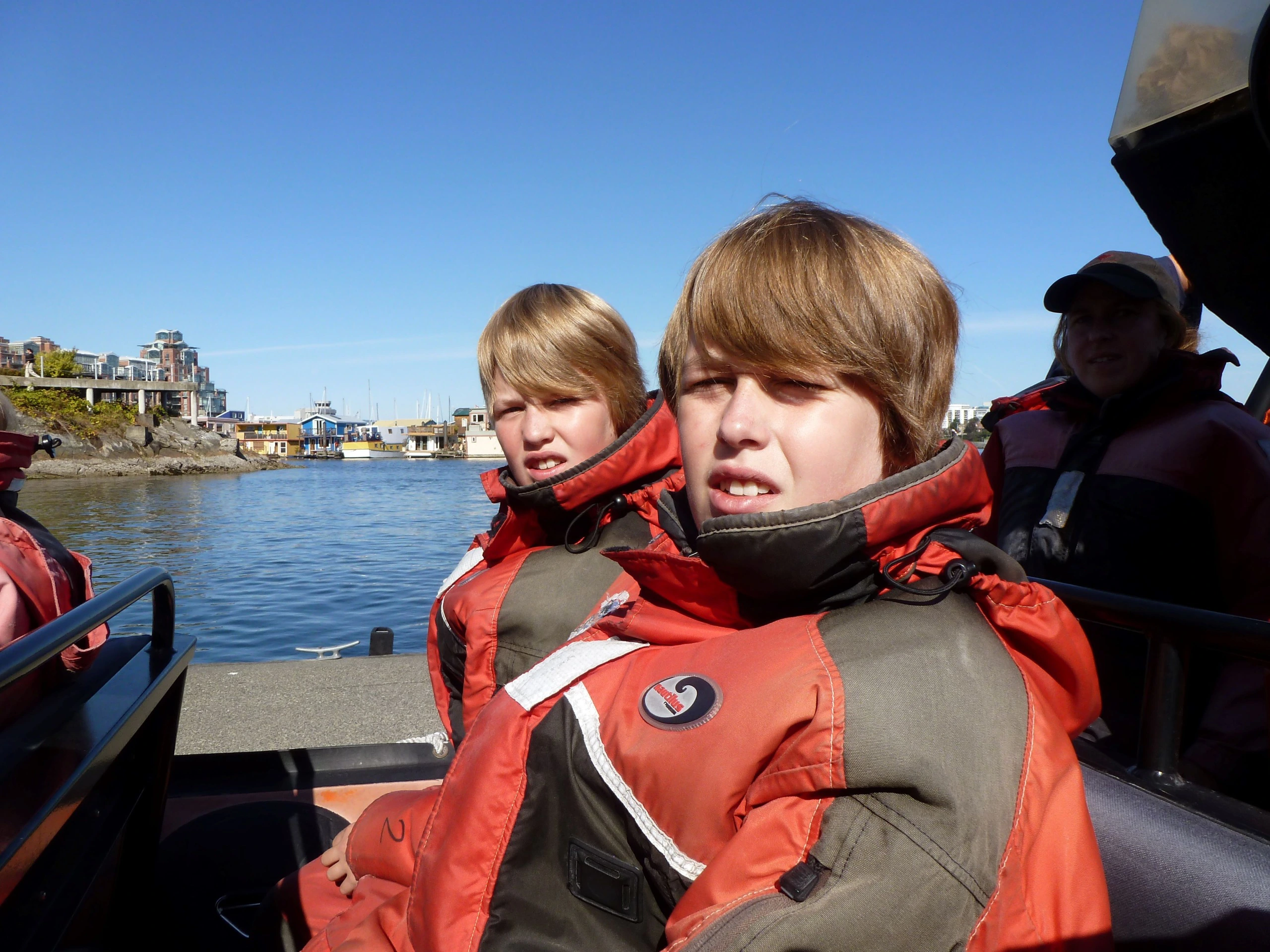 Kinder während einer Bootstour