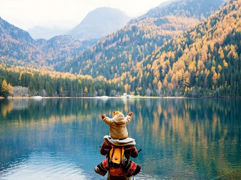 Vater mit Kleinkind am Fjord in Neuseeland