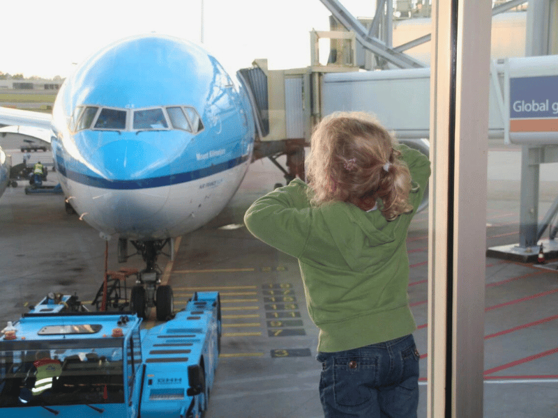Kleinkind am Flughafen