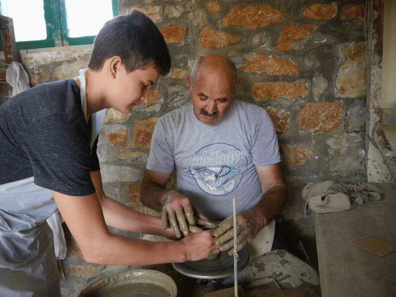 Niklas am handwerken