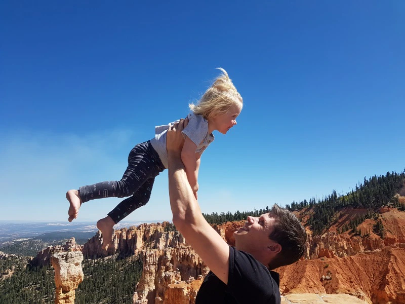 Vater und Tochter am Bryce Canyon in den USA