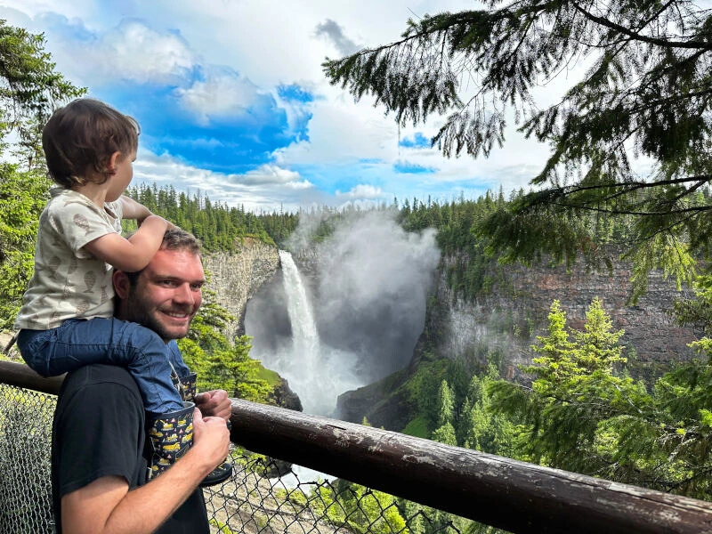 Vater mit Kind am Helmcken Wasserfall in Kanada