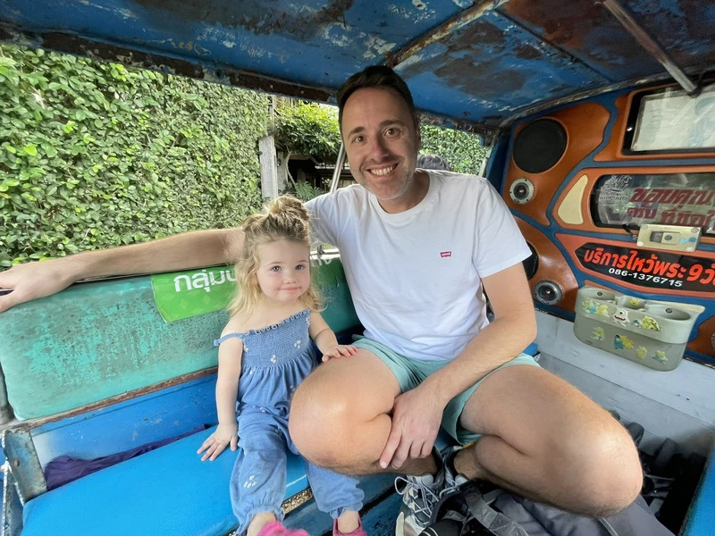 Vater und Tochter im Tuk Tuk in Thailand
