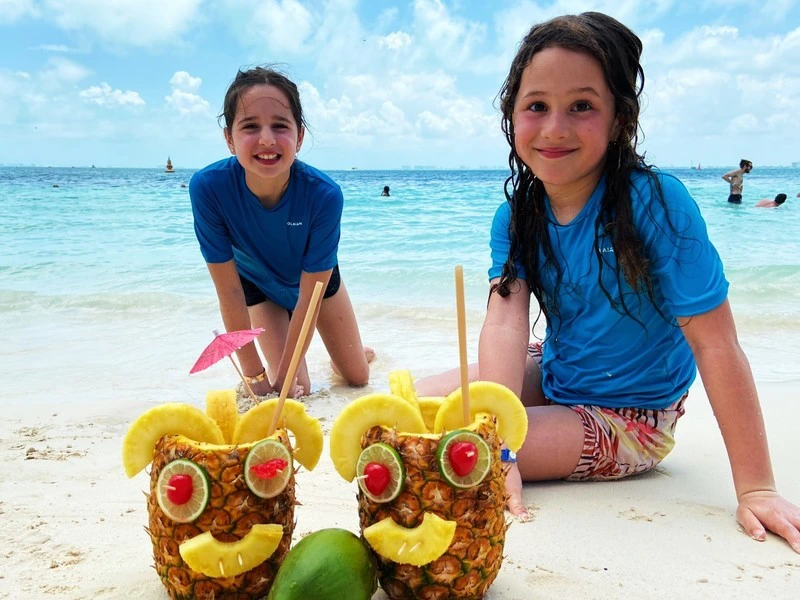 Kinder speilen am Strand der Riviera Maya