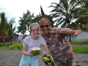 Kind probiert Kokosnuss in Costa Rica