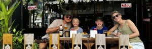 Familie beim Abendessen in Bangkok
