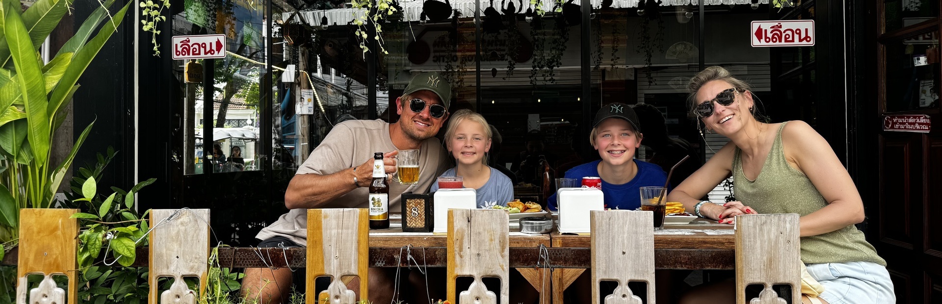 Familie beim Abendessen in Bangkok