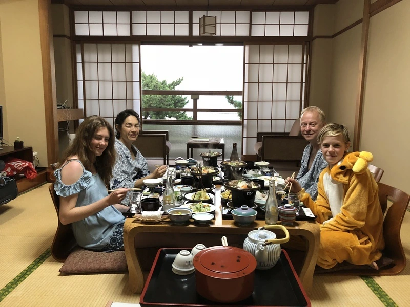 Essen mit der Familie in Japan