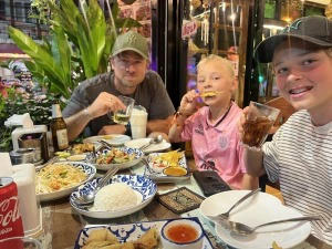 Familie genießt Essen in Bangkok