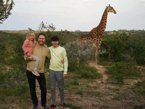 Vater mit Kindern auf Safari in Südafrika