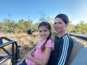 Mutter und Tochter auf Safari in Südafrika