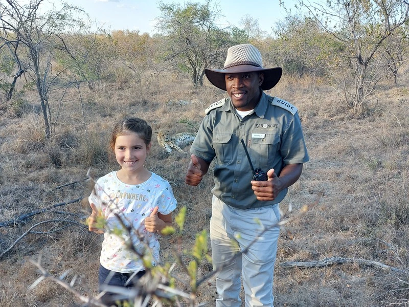 Ranger und Kind mit einem Gepard
