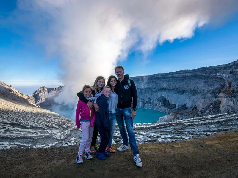 Familienfoto am Ijen Vulkan auf Java
