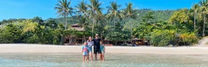 Familie am Strand in Thailand