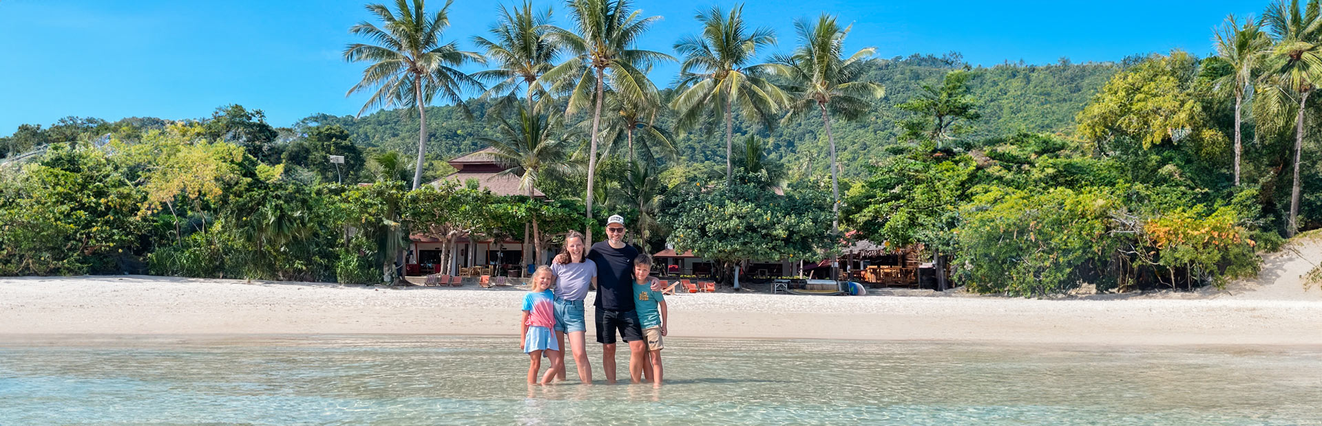 Familie am Strand in Thailand