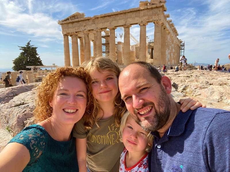 Familie vor der Akropolis in Athen