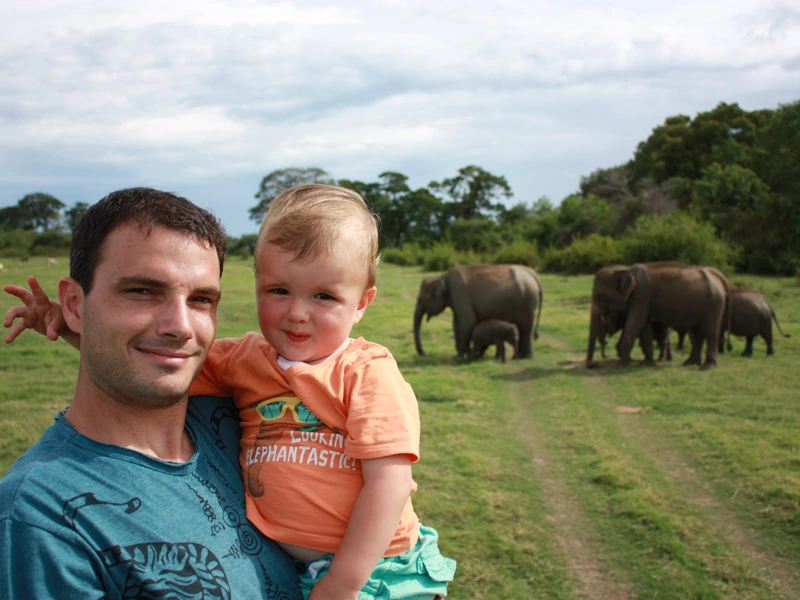 Vater mit Kind auf Elefanten-Safari in Sri Lanka
