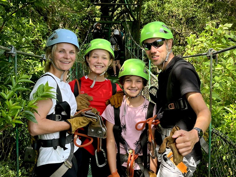 Familie beim Ziplining in Costa Rica
