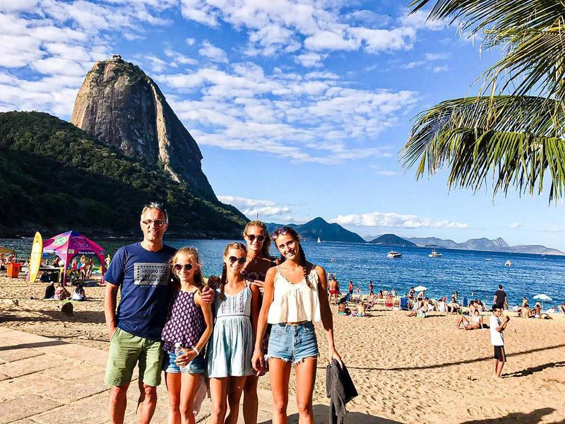 Familie an der Copacabana in Brasilien