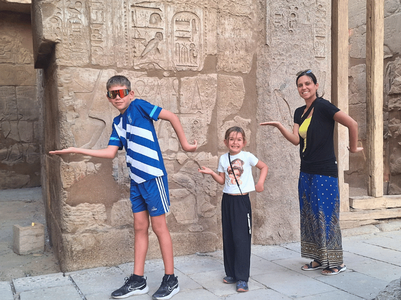 Frau mit Kindern am Tempel in Ägypten