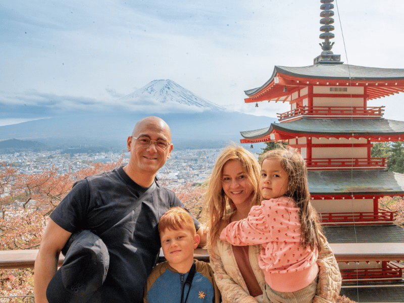 Familie vor der Pagode in Kawaguchiko