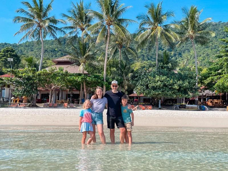 Familie am Strand von Koh Phangan