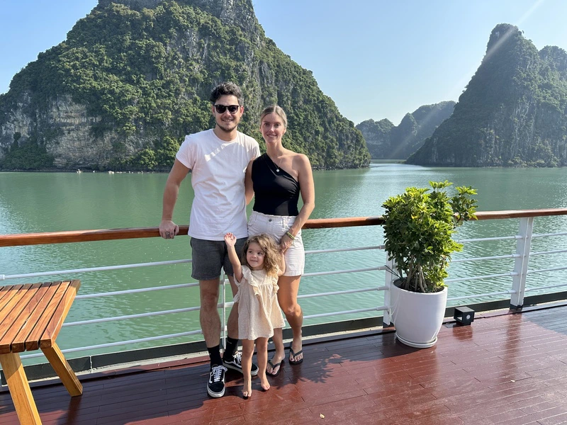 Familie auf einem Boot in der Halong Bucht