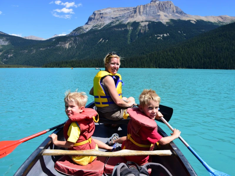 Familie auf einem Ruderboot auf einem See in Kanada