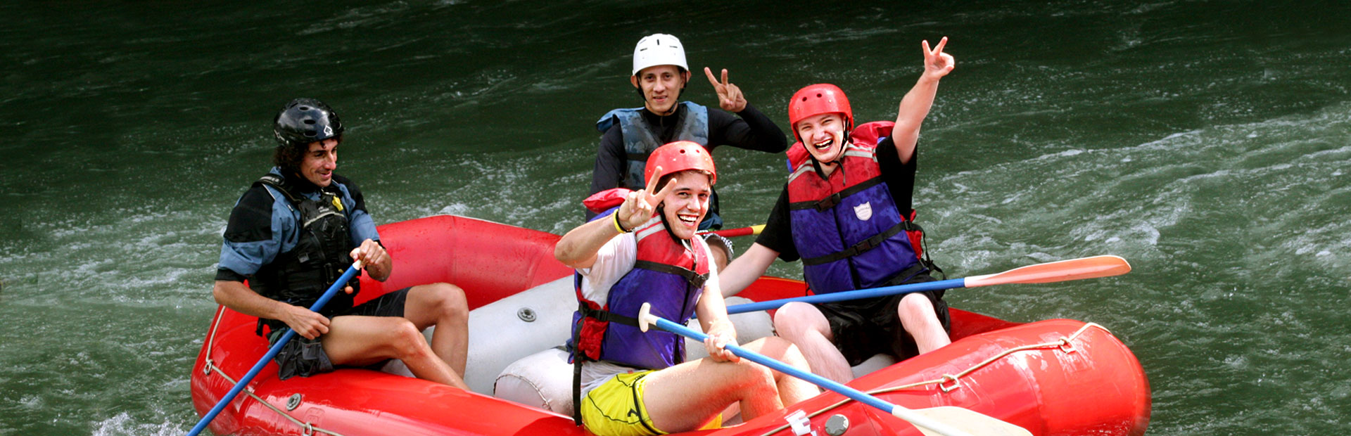Teenager beim Rafting in Costa Rica