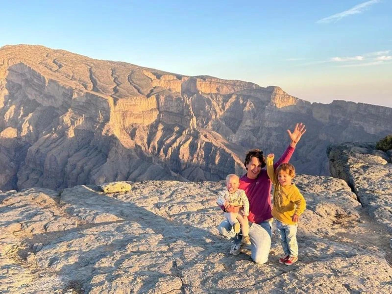 Mutter mit Kindern vor den Wahiba Sands Dünen im Oman