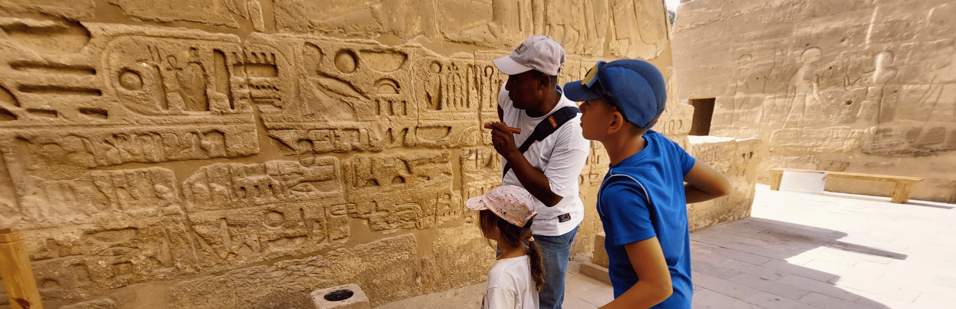 Guide mit Kindern am Tempel in Ägypten