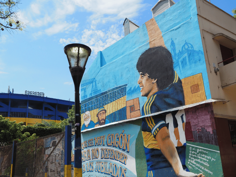 Hauswand in Argentinien mit Fußballmotiven