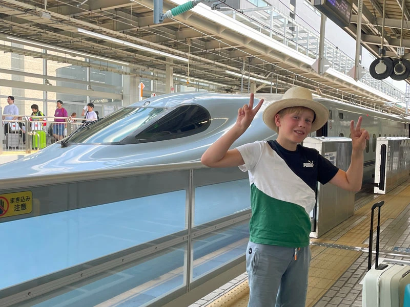 Junge vor dem Shinkansen in Japan