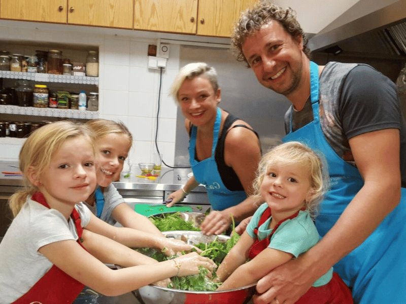 Familie beim Kochkurs in Galaxidi