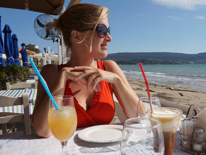 Cocktails trinken am Strand