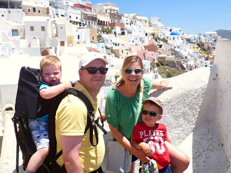 Familie auf Santorini in Oia