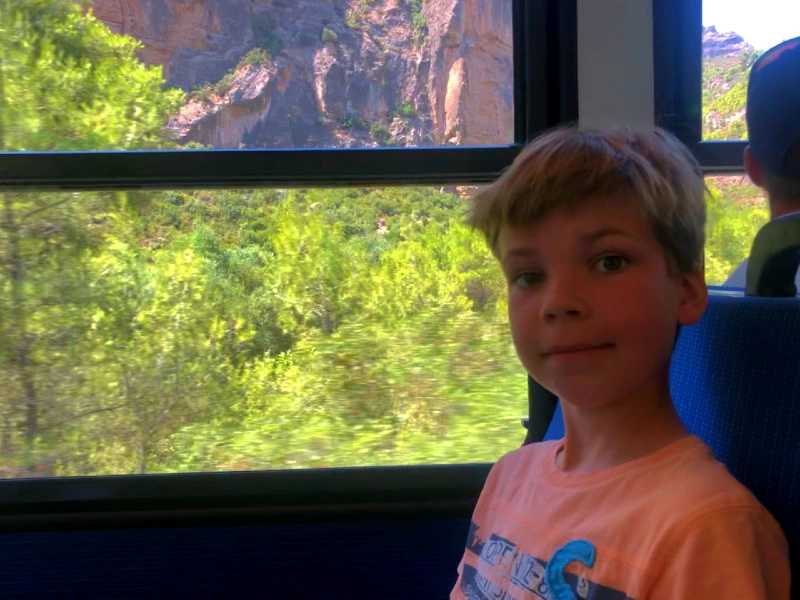 Familienurlaub Griechenland Kind im Zug