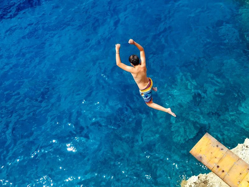 Ins Meer springen auf Zakynthos, Griechenland