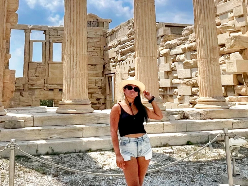 Reisende vor Tempel in Griechenland