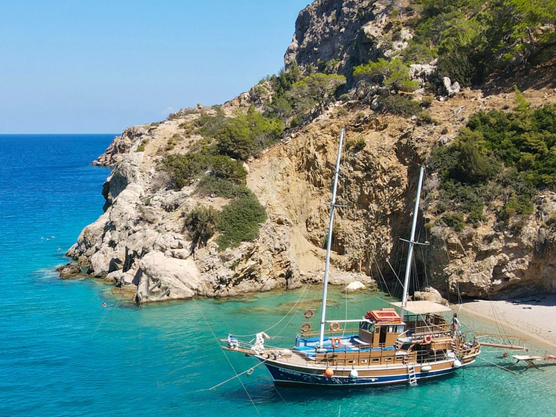 Segelboot in einer kristallklaren Bucht in Griechenland