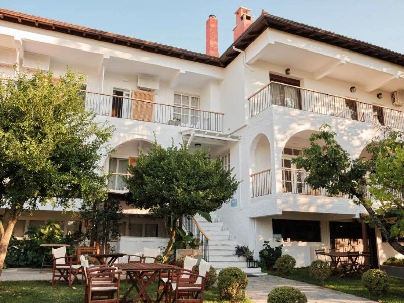 Beschaulicher Hafen mit kleinen Booten in Thassos Griechenland