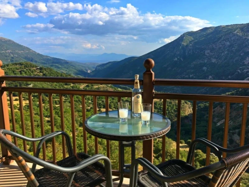 Terrasse mit Blick auf Berge in Dimitsana