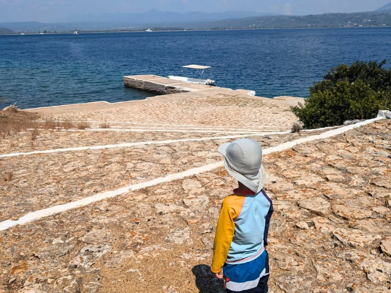 Kind blickt aufs Meer in Griechenland