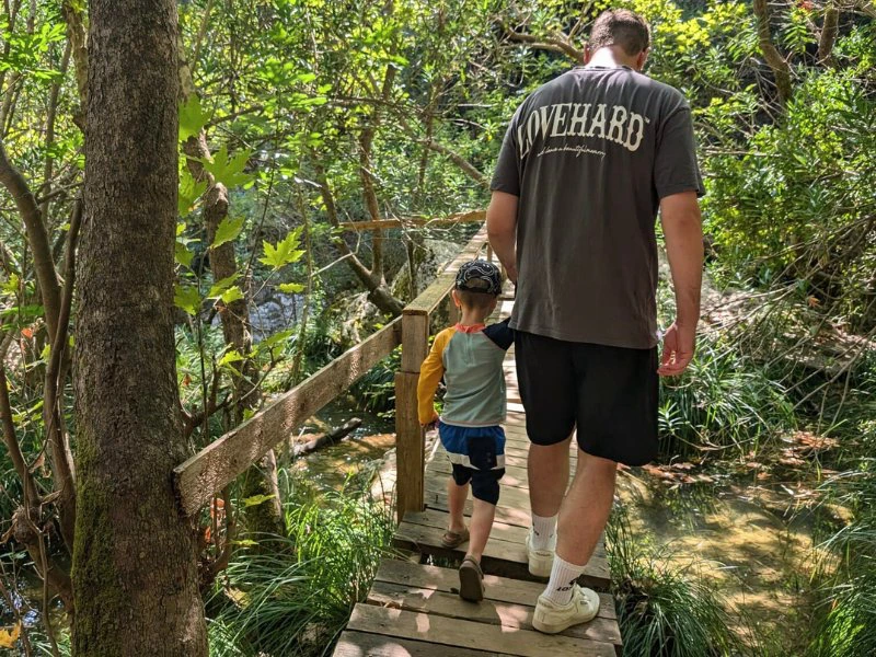 Wanderung zu den Wasserfällen von Polylimnio in Griechenland