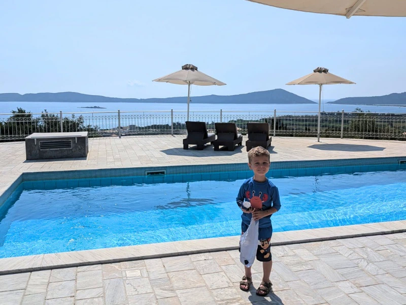 Kind am Pool einer Unterkunft in Griechenland