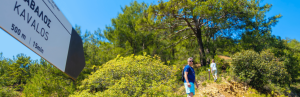 Vater und Sohn auf Wanderweg nach Kavalos