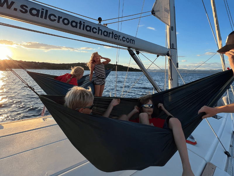 Kinder auf Boot in Griechenland