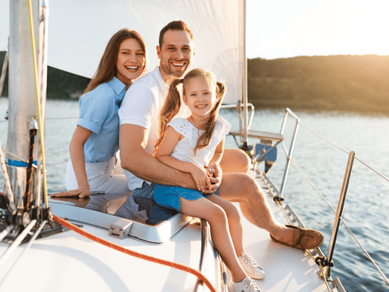 Familie an Bord einer Segelyacht in Griechenland
