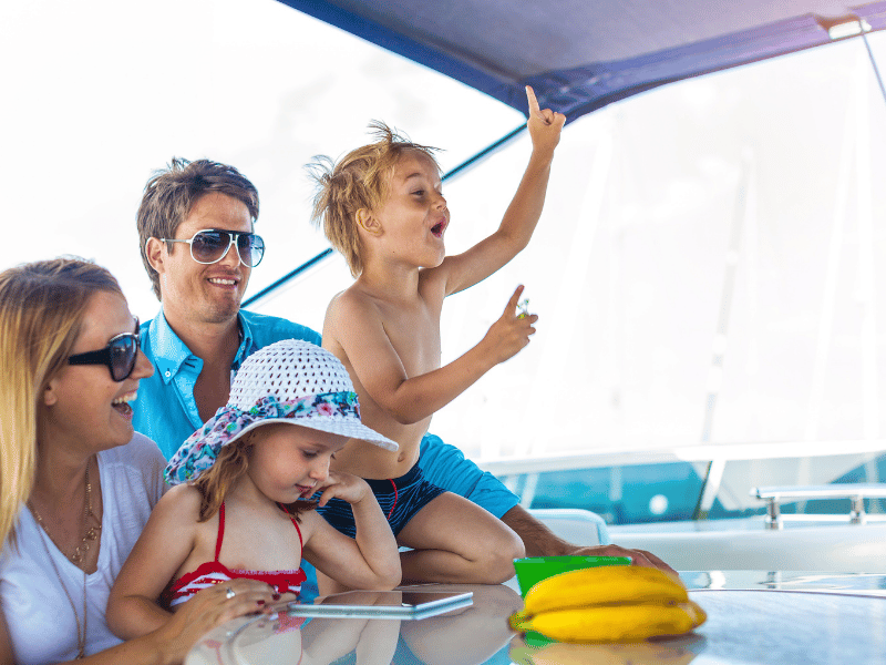 Familie auf dem Segelboot in Griechenland