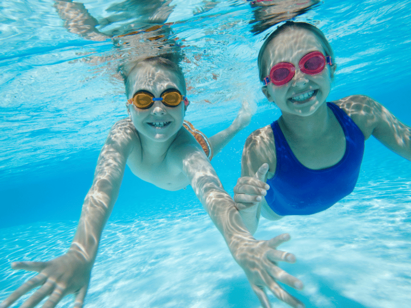 Kinder schwimmen im Wasser in Griechenland